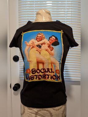Ladies Fitted Social Distortion Tee Size Medium Hula girls